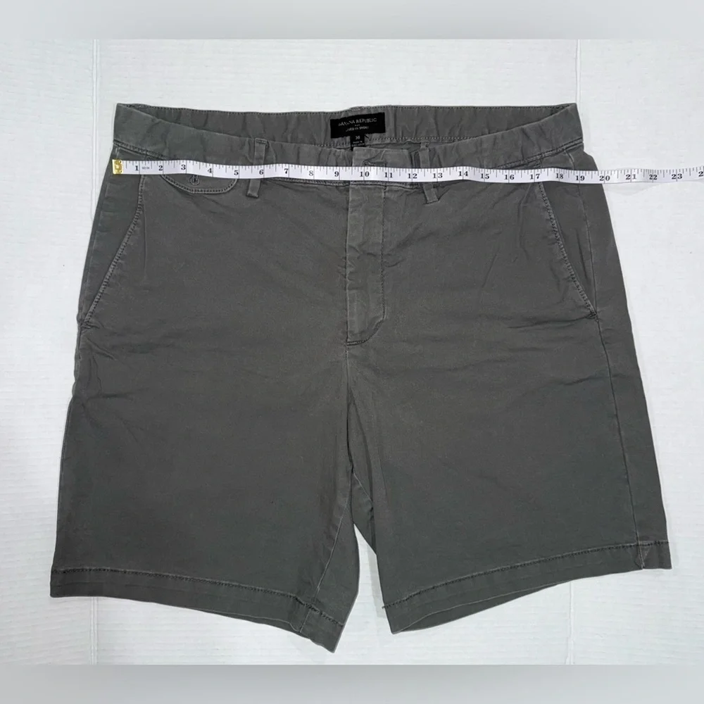 Banana Republic Men’s Gray Flat Front Chino Shorts Size 36 Live-In Short Casual